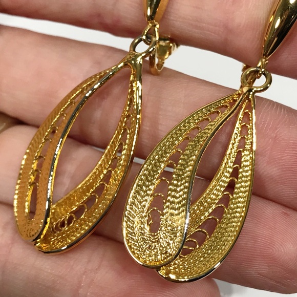 Vintage Trifari Gold Toned Filigree Earrings Clip On Dangle Drop Estate Large 2" - Picture 7 of 14